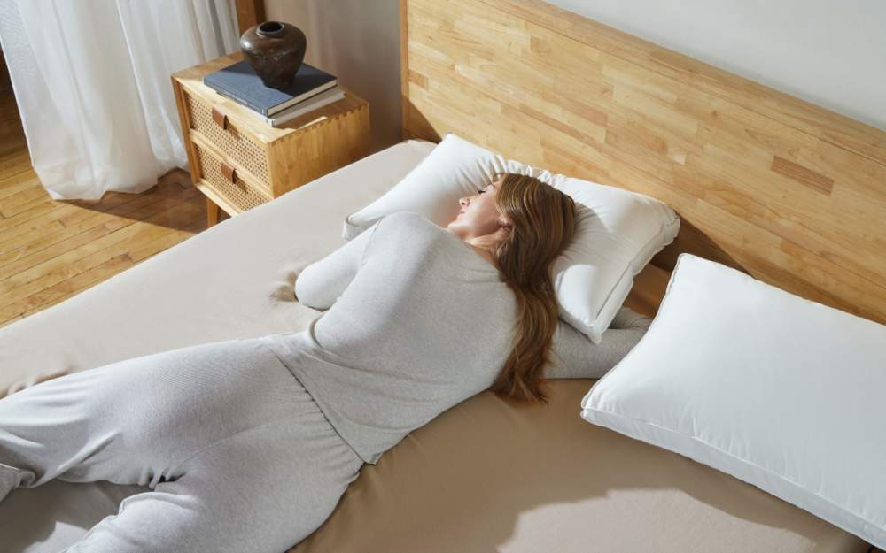 Meilleur oreiller en duvet pour les dormeurs sur le ventre